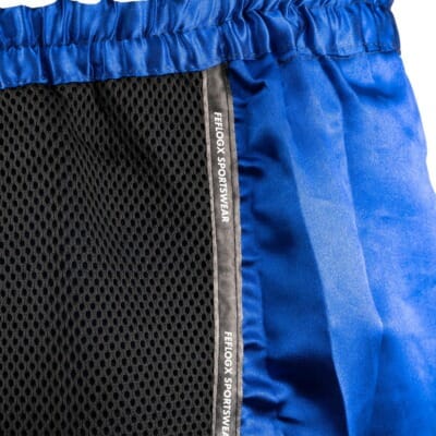 FFX Muay Thai Shorts Fight Performance von FEFLOGX Sportswear in schwarz, rot & blau. Hoch-professionelle, ergonomisch entwickelte & super-bequeme Thaibox Hose, extrem hochwertige & max. Robuste Fight Shorts, hoch-funktionelle, enorm langlebige Muay Thai Hose, Thaibox Shorts, seitlche Nah-Aufnahme Mesh-Einsatz, blau.