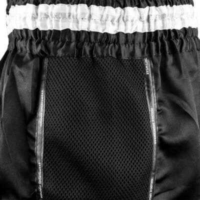 FFX Muay Thai Shorts Fight Performance von FEFLOGX Sportswear in schwarz, rot & blau. Hoch-professionelle, ergonomisch entwickelte & super-bequeme Thaibox Hose, extrem hochwertige & max. Robuste Fight Shorts, hoch-funktionelle, enorm langlebige Muay Thai Hose, Thaibox Shorts, seitlche Nah-Aufnahme Mesh-Einsatz, schwarz.
