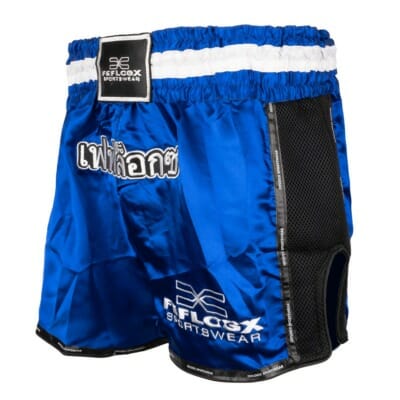FFX Muay Thai Shorts Fight Performance von FEFLOGX Sportswear in schwarz, rot & blau. Hoch-professionelle, ergonomisch entwickelte & super-bequeme Thaibox Hose, extrem hochwertige & max. Robuste Fight Shorts, hoch-funktionelle, enorm langlebige Muay Thai Hose, Thaibox Shorts, seitliche Front-Ansicht, blau.