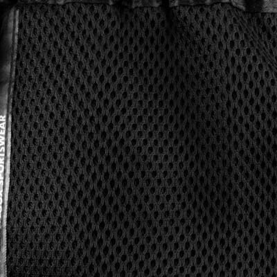 FFX Muay Thai Shorts Fight Performance von FEFLOGX Sportswear in schwarz, rot & blau. Hoch-professionelle, ergonomisch entwickelte & super-bequeme Thaibox Hose, extrem hochwertige & max. Robuste Fight Shorts, hoch-funktionelle, enorm langlebige Muay Thai Hose, Thaibox Shorts, Nahaufnahme des Mesh-Einsatzes, hoch-qualitativ.