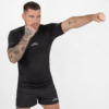 FFX Compression Rashguard Precise Control by FEFLOGX Sportswear, super komfortabel & mega Top stylisches Design, Sportshirt, Sport Shirt, Fight Shirt, MMA Rashguard, Kompressionsshirt Herren, Farben: schwarz, grün, weiß, seitlich vordere Action-Ansicht des schwarzen Sportshirts.