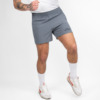 FFX Extra Kurze Sport Shorts High Power von FEFLOGX Sportswear, erstklassige Gym Shorts, super bequeme Laufshorts, Sporthose kurz Herren, kurze Jogginghose in grau & schwarz für Sport, Fitness & Kampfsport, seitliche Ansicht rechts vorne Action, graue Shorts.