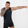 FFX Sport Tank Top Full Body Force by FEFLOGX Sportswear, super komfortabel & mega Top stylisches Design, Tank Top Herren, Herren Tanktop, Tanktop, ärmelloses Shirt, Tank Top Herren Sport, Gym Tank Top, Farben: schwarz, blau, seitlich vordere Action-Ansicht des schwarzen ärmellosen Sportshirts.