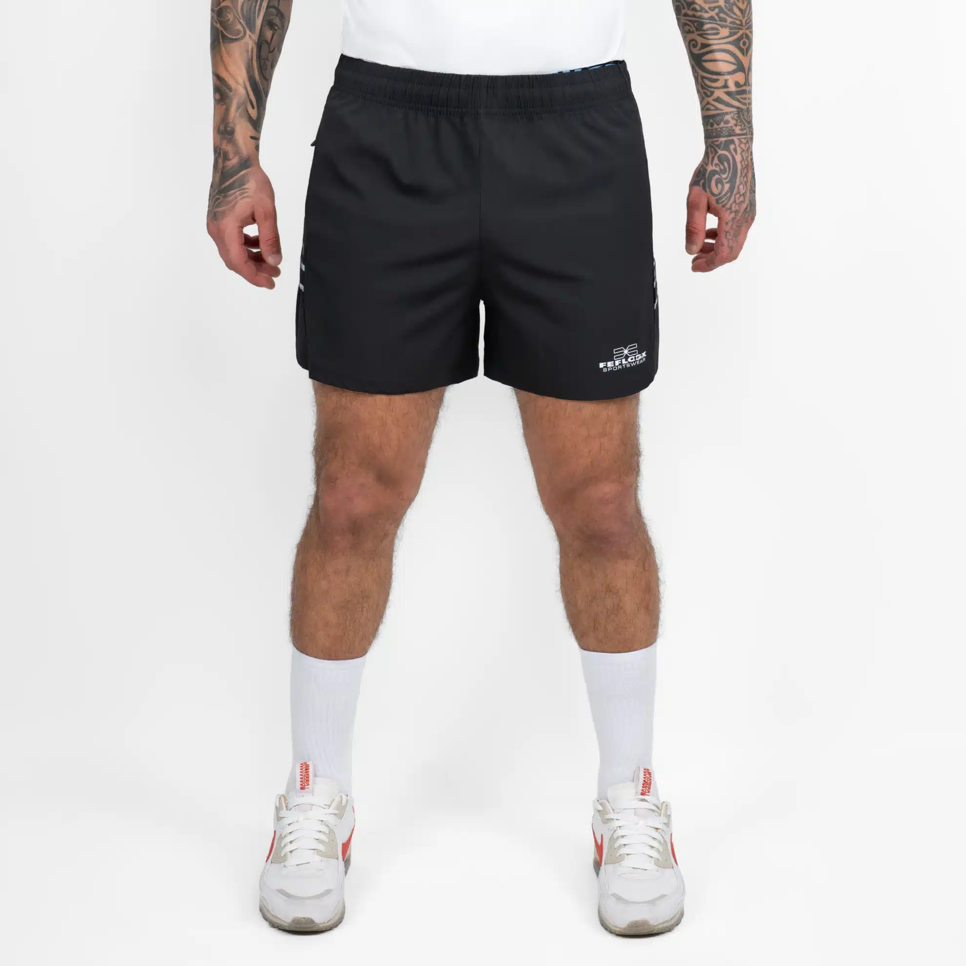 FFX Extra Kurze Sport Shorts High Power von FEFLOGX Sportswear, erstklassige Gym Shorts, super bequeme Laufshorts, Sporthose kurz Herren, kurze Jogginghose in grau & schwarz für Sport, Fitness & Kampfsport, Vorderansicht der schwarzen Shorts. FFX Extra Kurze Sport Shorts High Power