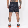 FFX Kurze Jogginghose Shorts Endurance Force von FEFLOGX Sportswear, mit Reißverschlusstaschen & Handtuch halter, Kurze Jogginghose in schwarz, beige/sandfarben & schwarz-grau-blau Camouflage, Kurze Sporthose Herren, Laufshorts Herren, Sporthose kurz, Laufhose, kurze Trainingshose, hintere Ansicht der schwarz-grau-blauen Camouflage Sportshorts.