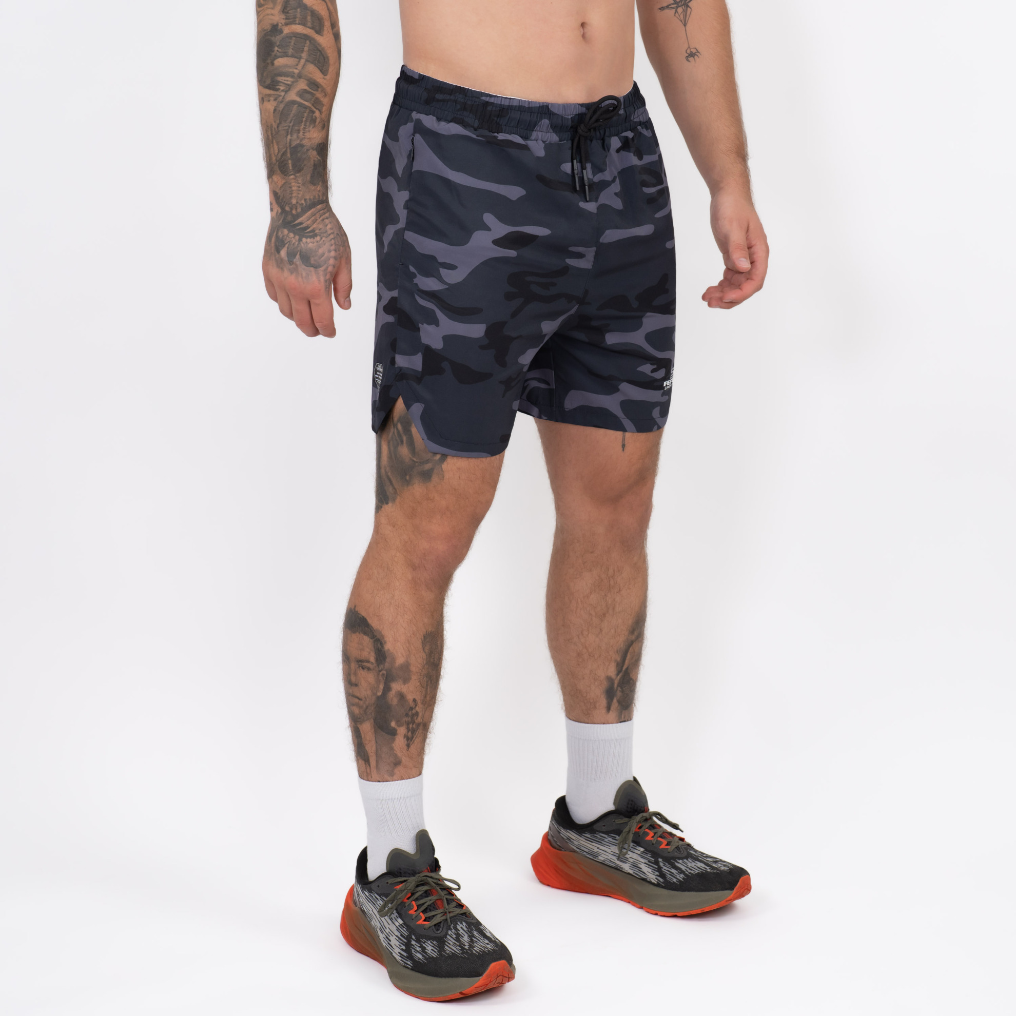 FFX Kurze Jogginghose Shorts Endurance Force von FEFLOGX Sportswear, mit Reißverschlusstaschen & Handtuch halter, Kurze Jogginghose in schwarz, beige/sandfarben & schwarz-grau-blau Camouflage, Kurze Sporthose Herren, Laufshorts Herren, Sporthose kurz, Laufhose, kurze Trainingshose, seitliche Ansicht rechts vorne der schwarz-grau-blauen Camouflage Sportshorts.