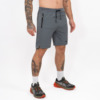 FFX Kurze Sporthose Shorts Maximum Control von FEFLOGX Sportswear, mit Reißverschlusstaschen, in schwarz & grau, Kurze Jogginghose, Laufshorts Herren, kurze Sporthose Herren, kurze Sporthosen, seitliche Ansicht rechts vorne, der grauen Sport Shorts.