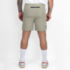 FFX Kurze Jogginghose Shorts Endurance Force von FEFLOGX Sportswear, mit Reißverschlusstaschen & Handtuch halter, Kurze Jogginghose in schwarz, beige/sandfarben & schwarz-grau-blau Camouflage, Kurze Sporthose Herren, Laufshorts Herren, Sporthose kurz, Laufhose, kurze Trainingshose, hintere Ansicht der beigen/sandfarbenen Sportshorts.