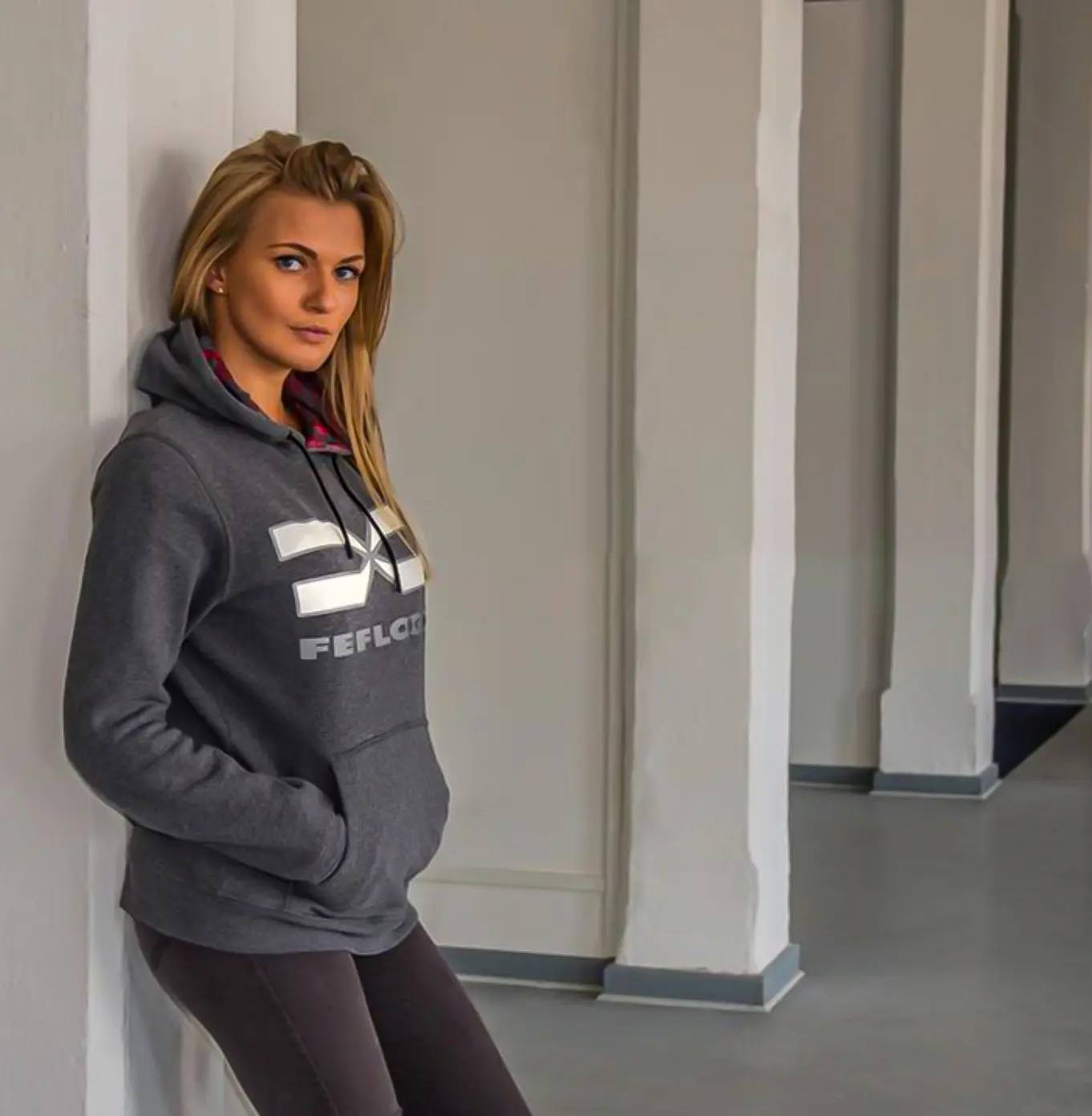 FEFLOGX super gemütlicher & weicher Hoodie, super bequemer FFX Kapuzenpullover für Damen & Herren gleichermaßen, Urban Industrie-Shooting mit weiblichem Modell.