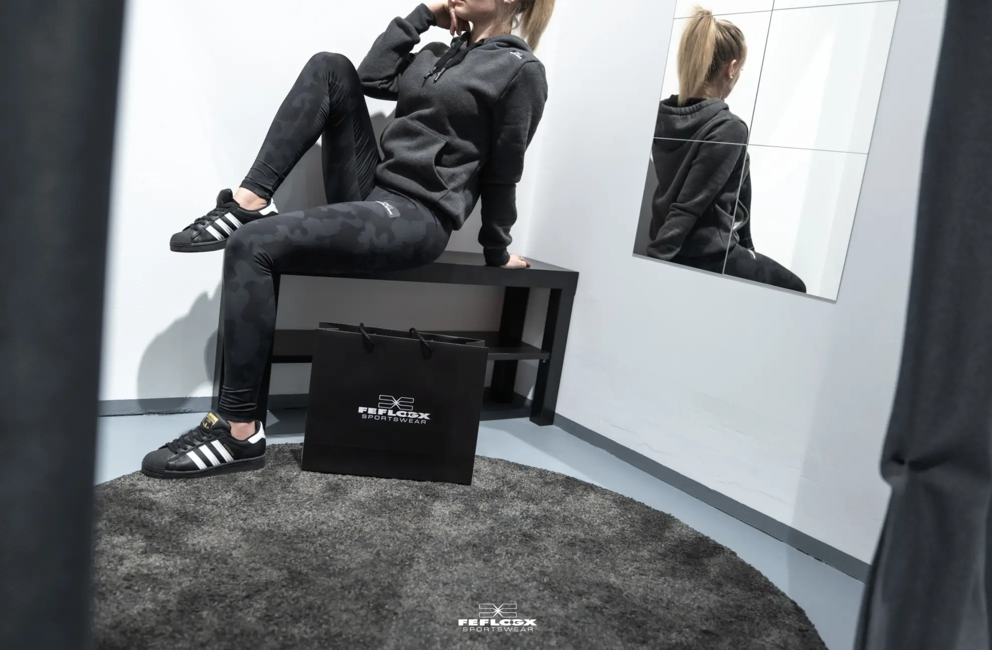 FEFLOGX Sportswear Shooting in der riesigen Umkleide des erstklassigen FEFLOGX Stores in dem Einkaufszentrum MyZeil in Frankfurt am Main, mit dem Damen Hoodie Performance & der Damen Leggings Camouflage.