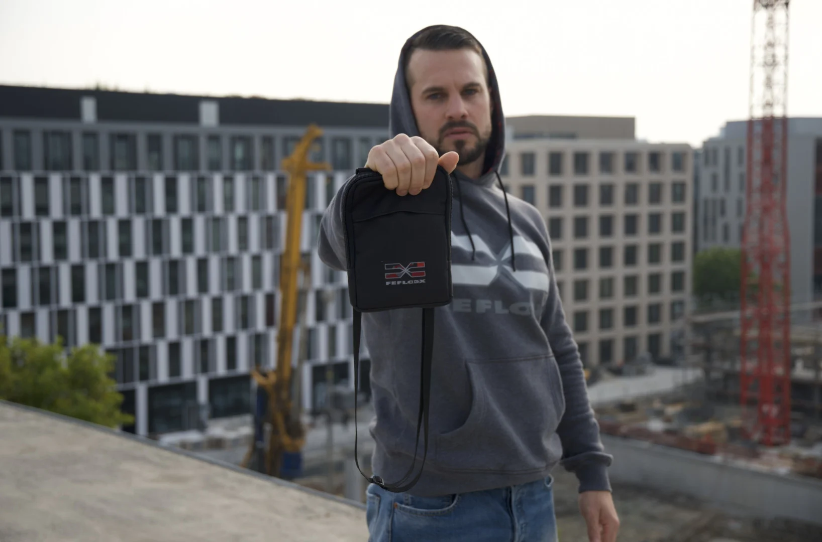 FEFLOGX Shooting über den Dächern der Stadt Frankfurt am Main. Dachterrasse mit dem FEFLOGX Hoodie & der FFX Umhängetasche (11).
