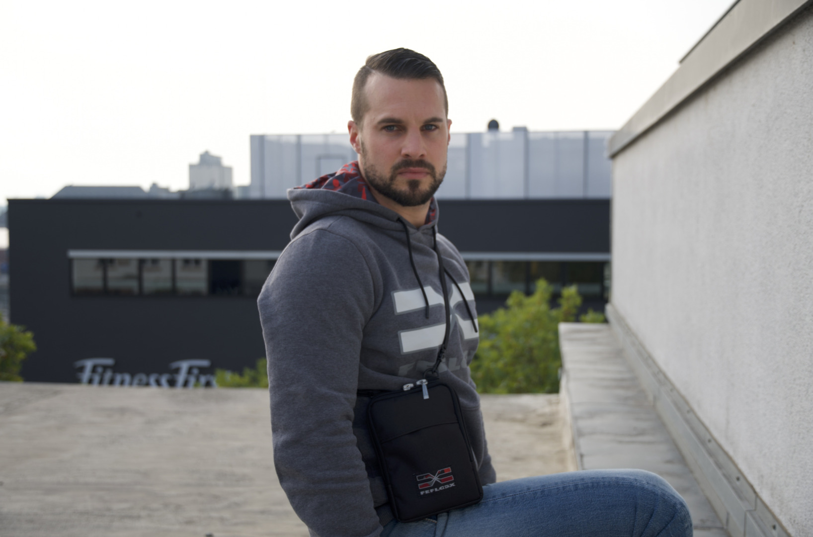 FEFLOGX Shooting über den Dächern der Stadt Frankfurt am Main. Dachterrasse mit dem FEFLOGX Hoodie & der FFX Umhängetasche (6).