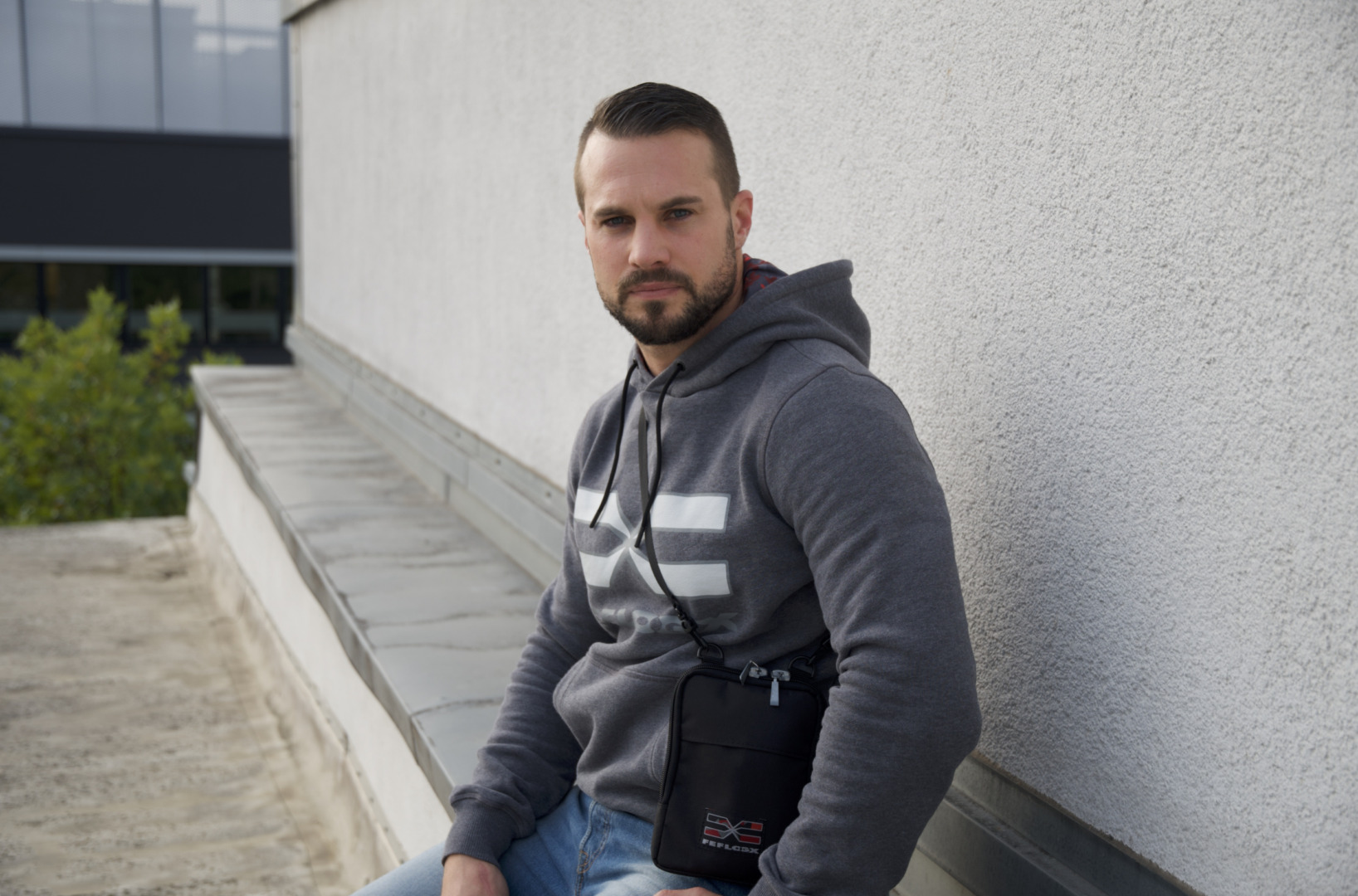 FEFLOGX Shooting über den Dächern der Stadt Frankfurt am Main. Dachterrasse mit dem FEFLOGX Hoodie & der FFX Umhängetasche (3).
