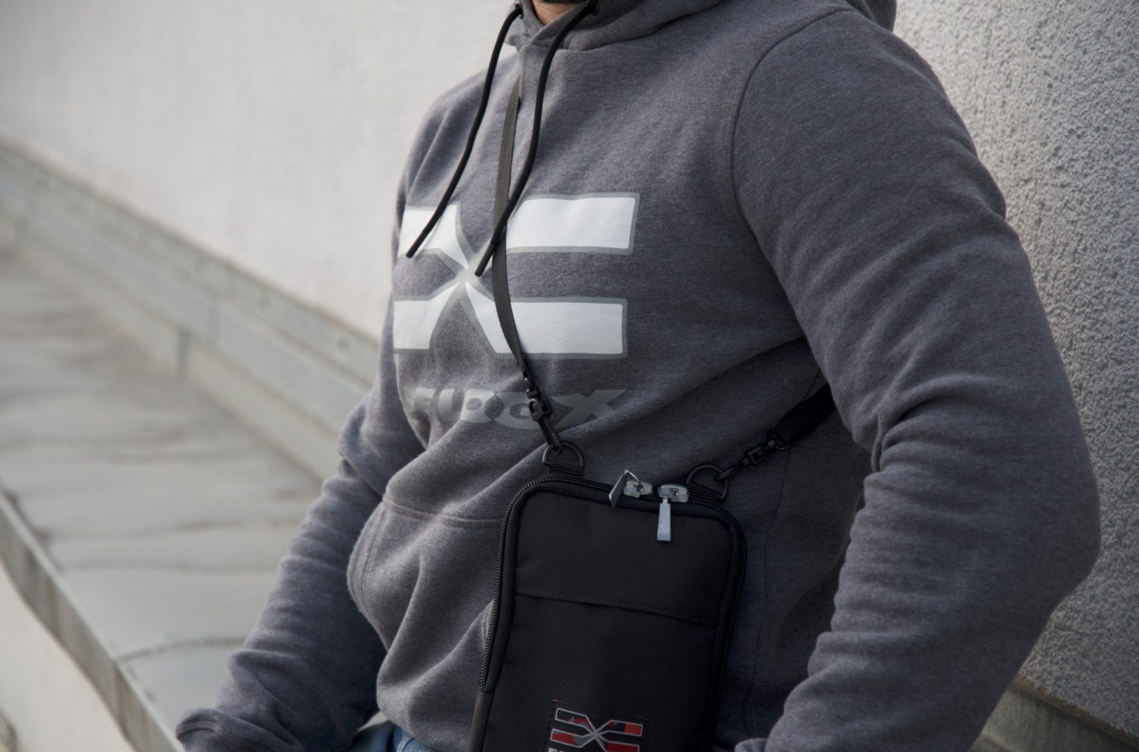 FEFLOGX Shooting über den Dächern der Stadt Frankfurt am Main. Dachterrasse mit dem FEFLOGX Hoodie & der FFX Umhängetasche (2).
