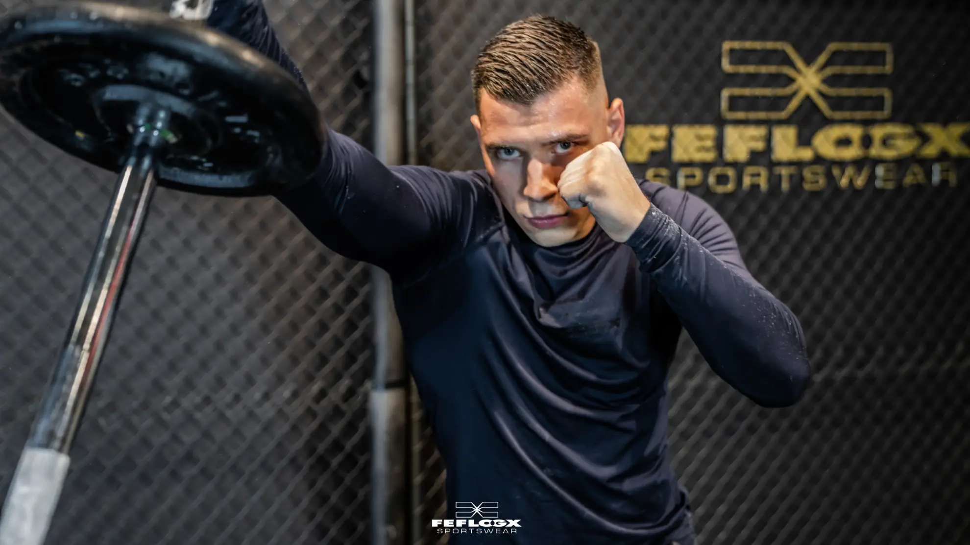 FEFLOGX Sportswear Rashguard langarm, langarm Sportshirt, Langarm Kompressionsshirt, Shooting im FEFLOGX Store in der MyZeil in Frankfurt am Main beim Workout mit der Langhantel, Fitness & Kampfsport Training (1).