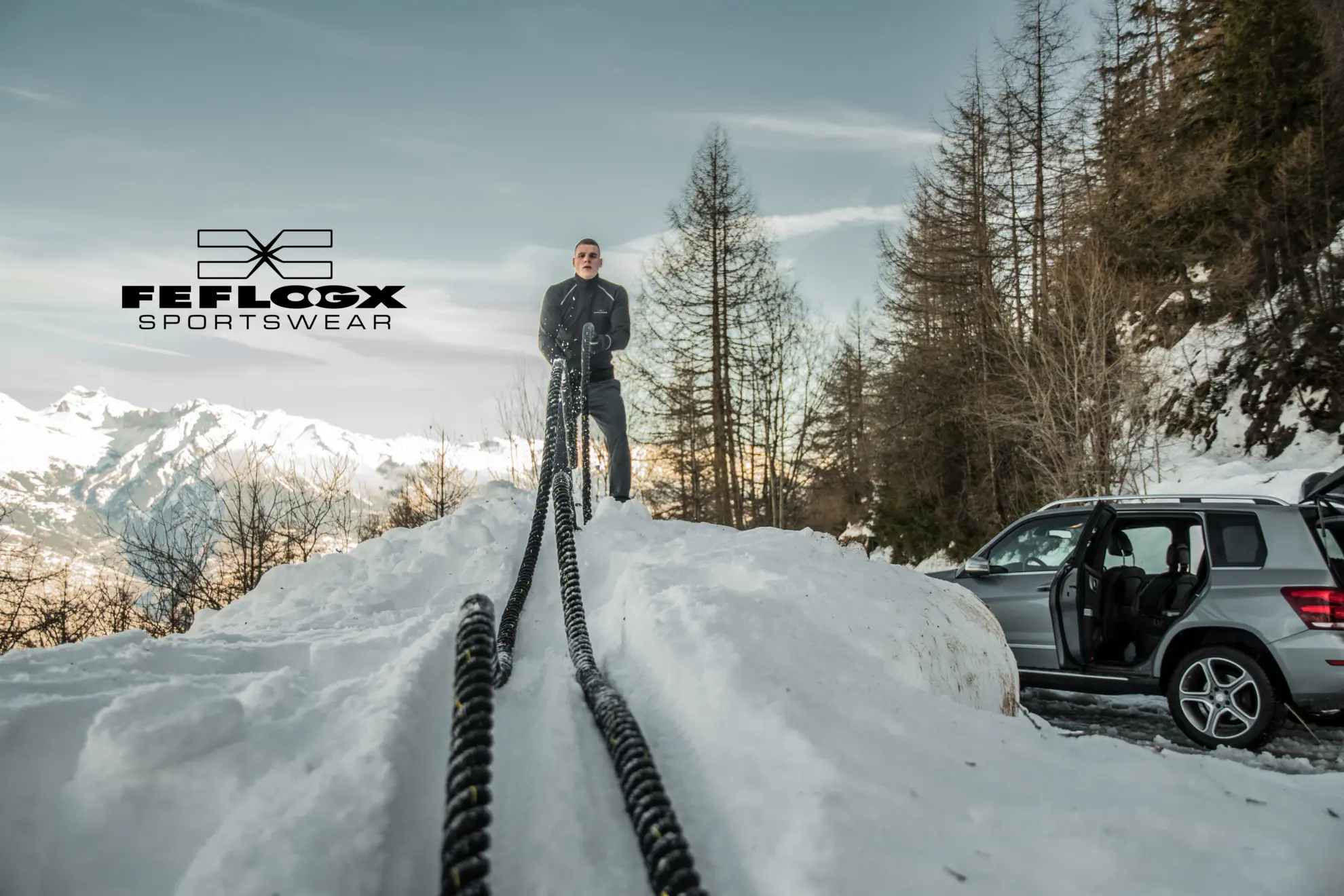 FEFLOGX Sportswear Longsleeve Pure beim Battle-Rope & Jogging Workout beim Shooting im Schnee in der Schweiz (1).