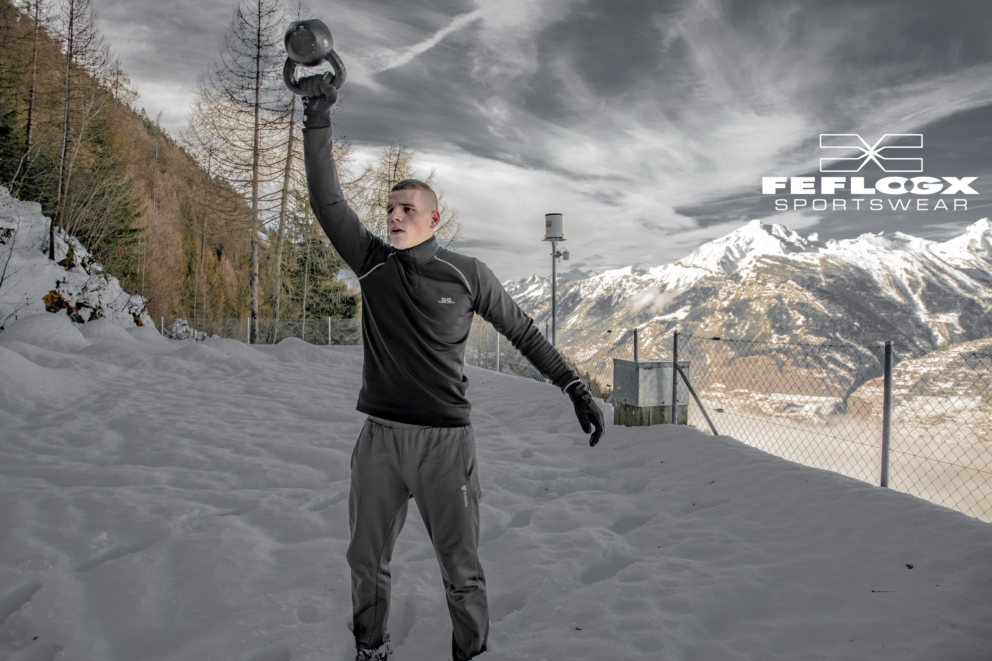 FEFLOGX Sportswear Longsleeve Pure beim Battle-Rope & Kettle-Bell Workout beim Shooting im Schnee in der Schweiz (2).