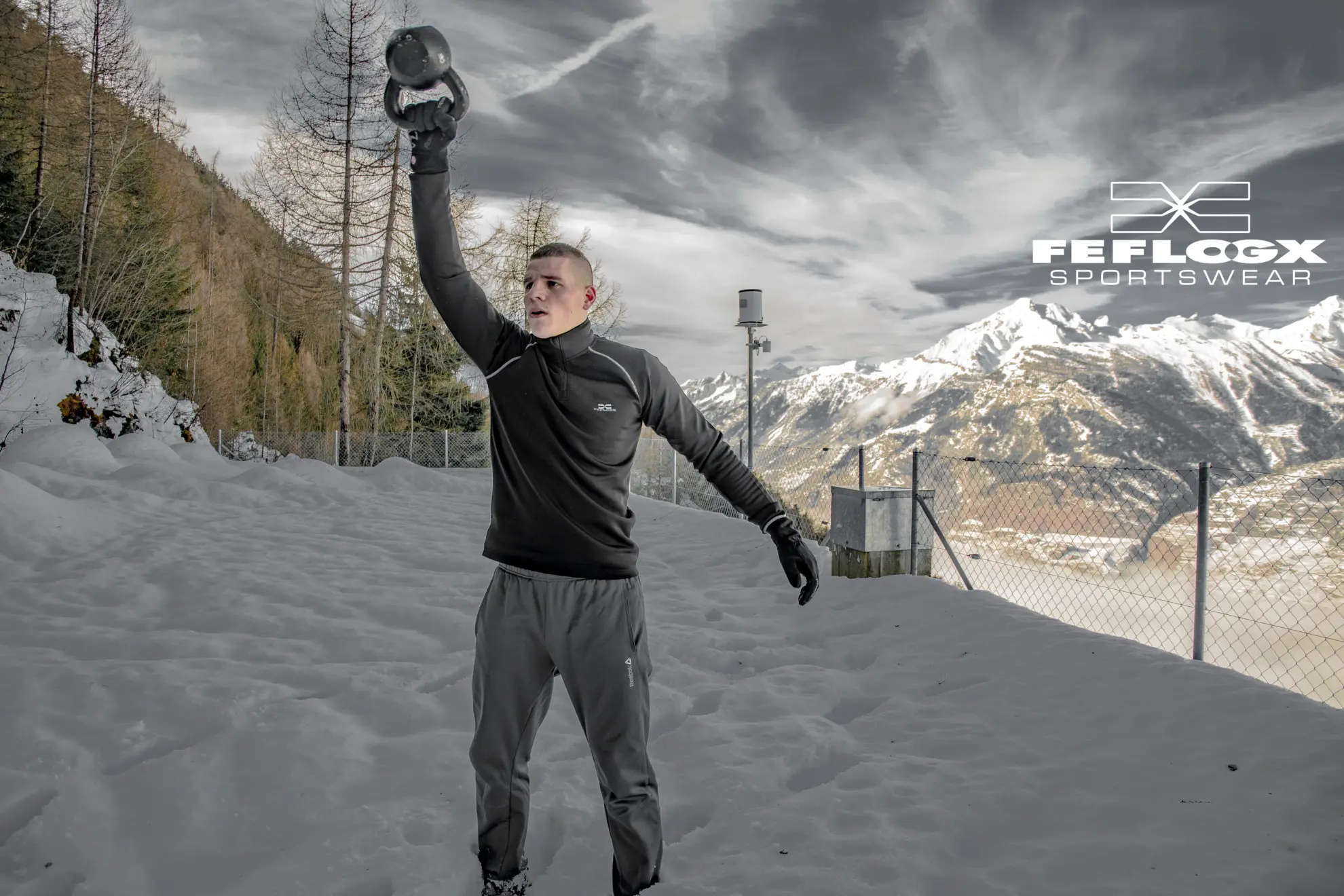 FEFLOGX Sportswear Longsleeve Pure beim Battle-Rope & Kettle-Bell Workout beim Shooting im Schnee in der Schweiz (2).