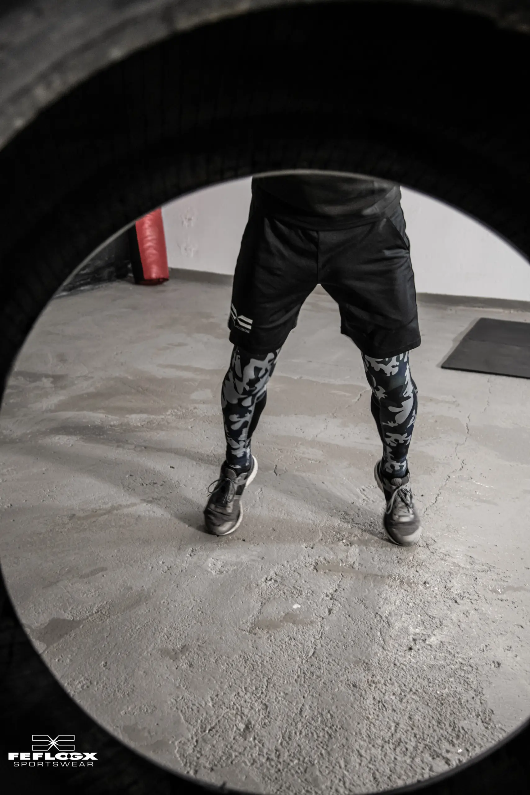 FEFLOGX Sportswear, MMA-Training Shooting in Leggings Camouflage, FFX Shorts & Longsleeve mit Kampfsport Dummy & Reifen mit Hammer schlagen in Industrie Ruine in Frankfurt am Main (4).