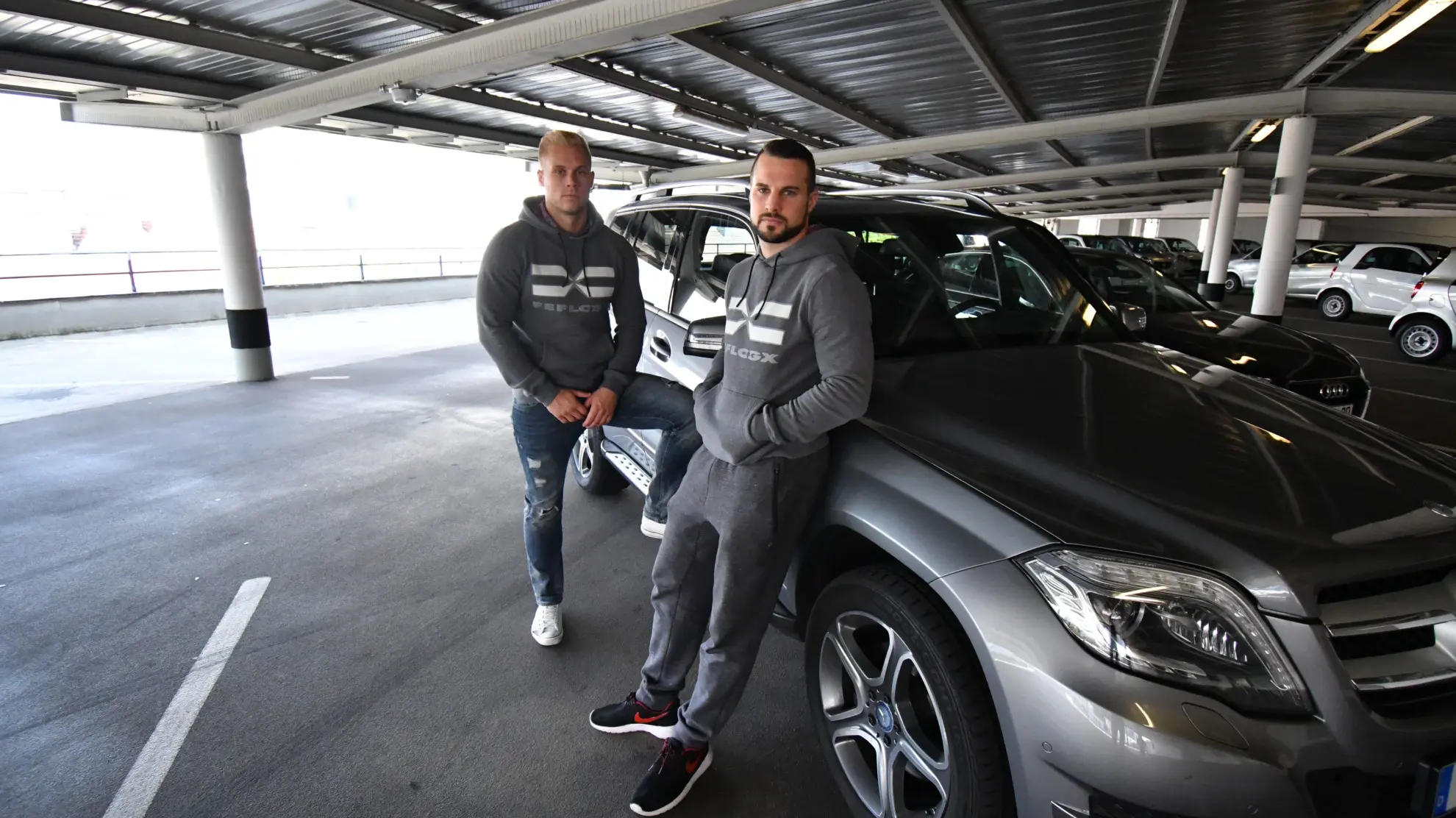 FEFLOGX Shooting über den Dächern der Stadt Frankfurt am Main. Mit Mercedes SUV GLK & GLE Parkhaus Shooting mit dem FEFLOGX Hoodie, Rashguard Camouflage, Rashguard Compression Shirt & der FFX Umhängetasche (13).