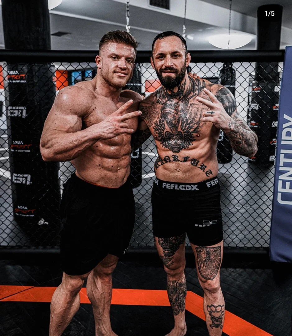 FEFLOGX Sponsoring & Partnerschaft mit dem renommierten Kampfsport Gym MMA Spirit aus Frankfurt am Main und den MMA Fighter Legenden & Oktagon MMA Champions Christian Eckerlin & Youtube + Fitness Bodybuilding Star the.miraclebear Urs Kalecinski, im FEFLOGX Fight Tight Sport Shorts, Youtube Star & KSW MMA Cage-Fighter Christian Eckerlin (8).