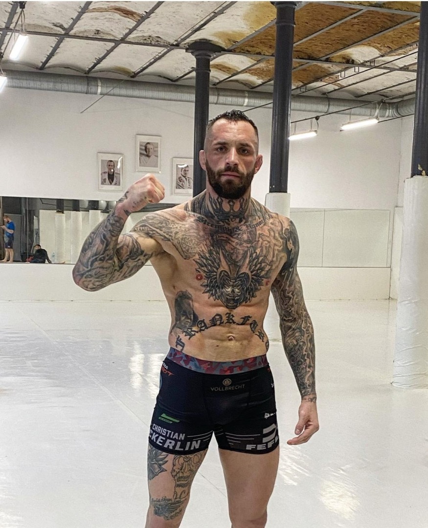 FEFLOGX Sponsoring & Partnerschaft mit MMA Fighter Legende & Oktagon MMA Champion Christian Eckerlin aus dem renommierten Kampfsport Gym MMA Spirit aus Frankfurt am Main, in FEFLOGX MMA Handschuhen & FEFLOGX Fight Tight Sport Shorts, kurze Leggings für Kampfsport, Youtube Star & Cage-Fighter Christian Eckerlin (1).