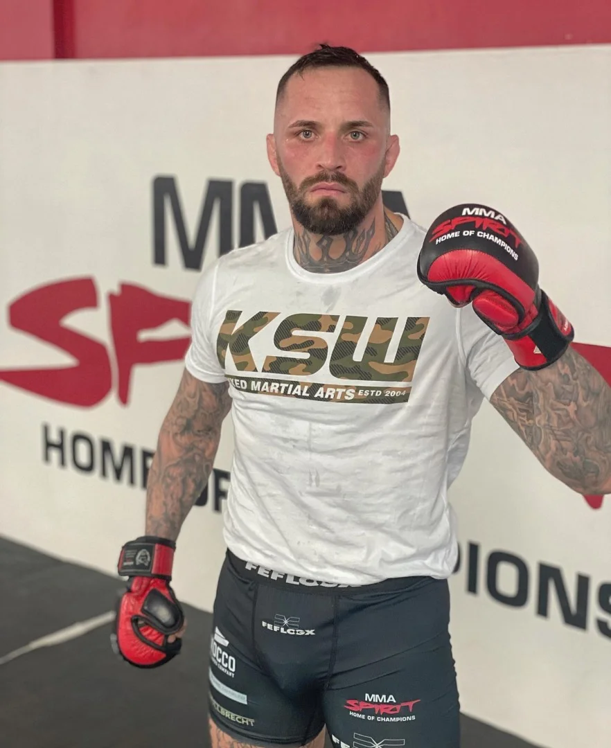FEFLOGX Sponsoring & Partnerschaft mit MMA Fighter Legende & Oktagon MMA Champion Christian Eckerlin aus dem renommierten Kampfsport Gym MMA Spirit aus Frankfurt am Main, in FEFLOGX MMA Handschuhen & FEFLOGX Fight Tight Sport Shorts, kurze Leggings für Kampfsport, Youtube Star & KSW MMA Cage-Fighter Christian Eckerlin (3).