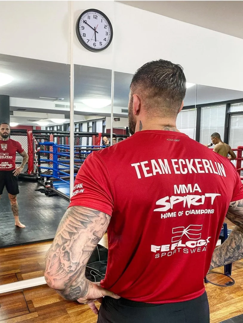FEFLOGX Sponsoring & Partnerschaft mit MMA Fighter Legende & Oktagon MMA Champion Christian Eckerlin aus dem renommierten Kampfsport Gym MMA Spirit aus Frankfurt am Main, im FEFLOGX Team Eckerlin Fanshirt, FEFLOGX MMA Handschuhen & FEFLOGX Fight Tight Sport Shorts, kurze Leggings für Kampfsport, Youtube Star & KSW MMA Cage-Fighter Christian Eckerlin (5).