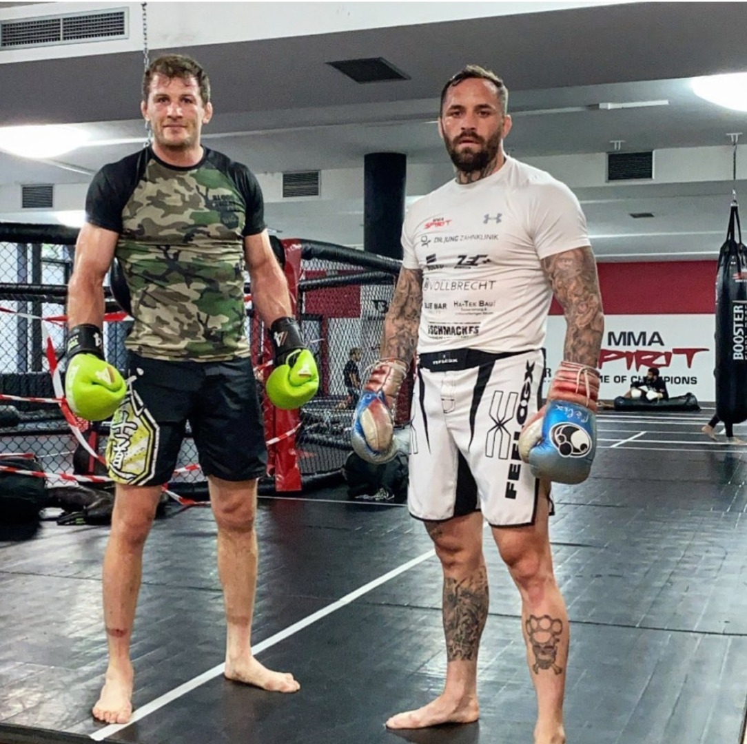 FEFLOGX Sponsoring & Partnerschaft mit dem renommierten Kampfsport Gym MMA Spirit aus Frankfurt am Main und den MMA Fighter Legenden & Oktagon MMA Champions Christian Eckerlin & Stephan Pütz , im FEFLOGX Fightshirt, FEFLOGX MMA Handschuhen & FEFLOGX special MMA Fight Sport Shorts für Kampfsport, Youtube Star & KSW MMA Cage-Fighter Christian Eckerlin (6).