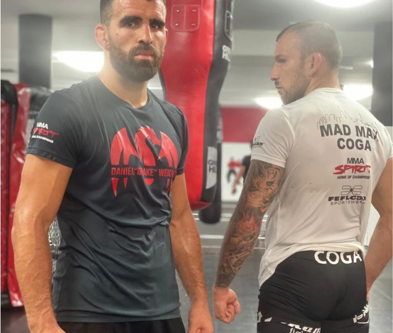 FEFLOGX Sportswear Sponsoring vom MMA Spirit & MMA Fighter Daniel Weichel, Bellator-Legende, sowie Mad Max Coga, PFL & Oktagon MMA Fighter und Pik Dame Besitzer in Frankfurt am Main. Darstellung der Fanshirts von FEFLOGX der beiden MMA Kämpfer.