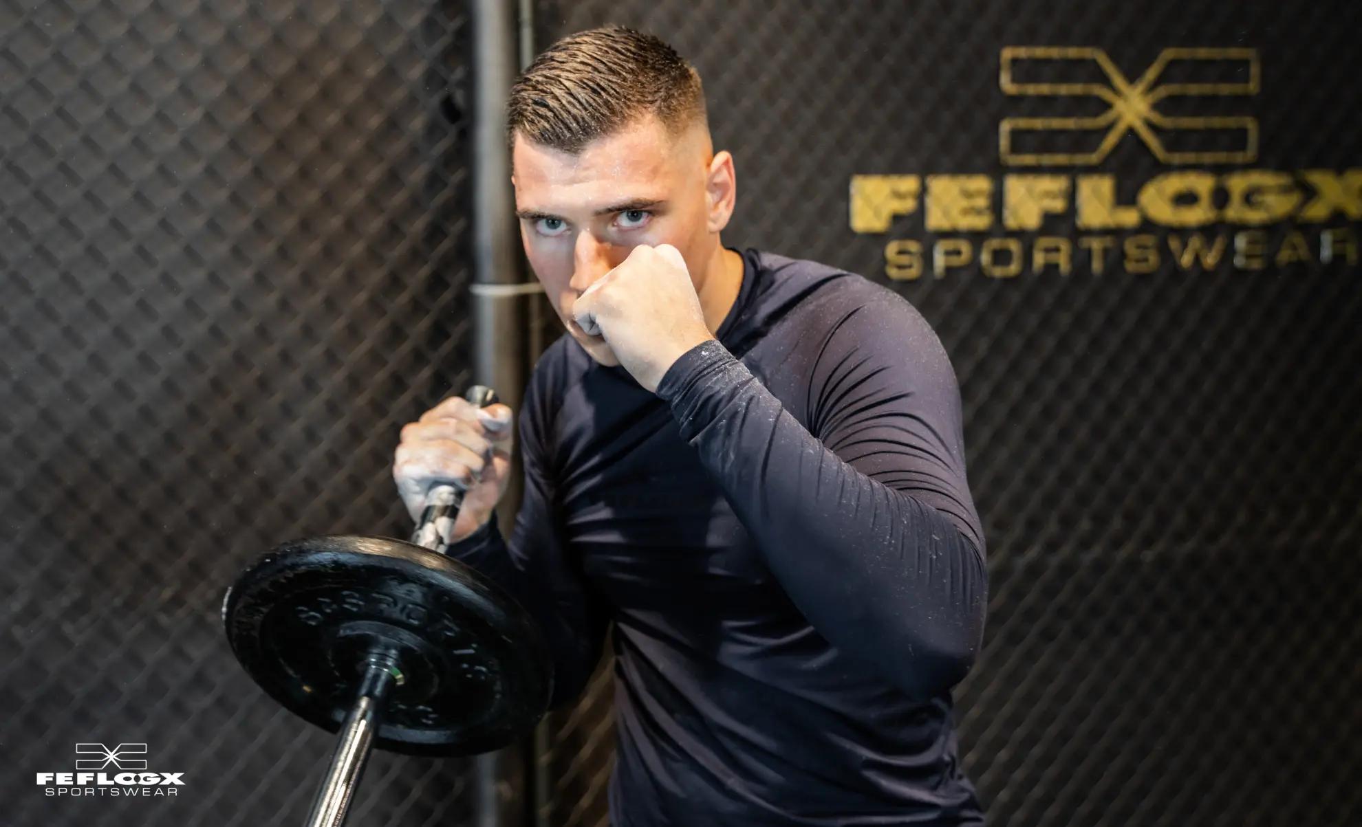 FEFLOGX Sportswear Rashguard langarm, langarm Sportshirt, Langarm Kompressionsshirt, Shooting im FEFLOGX Store in der MyZeil in Frankfurt am Main beim Workout mit der Langhantel, Fitness & Kampfsport Training.