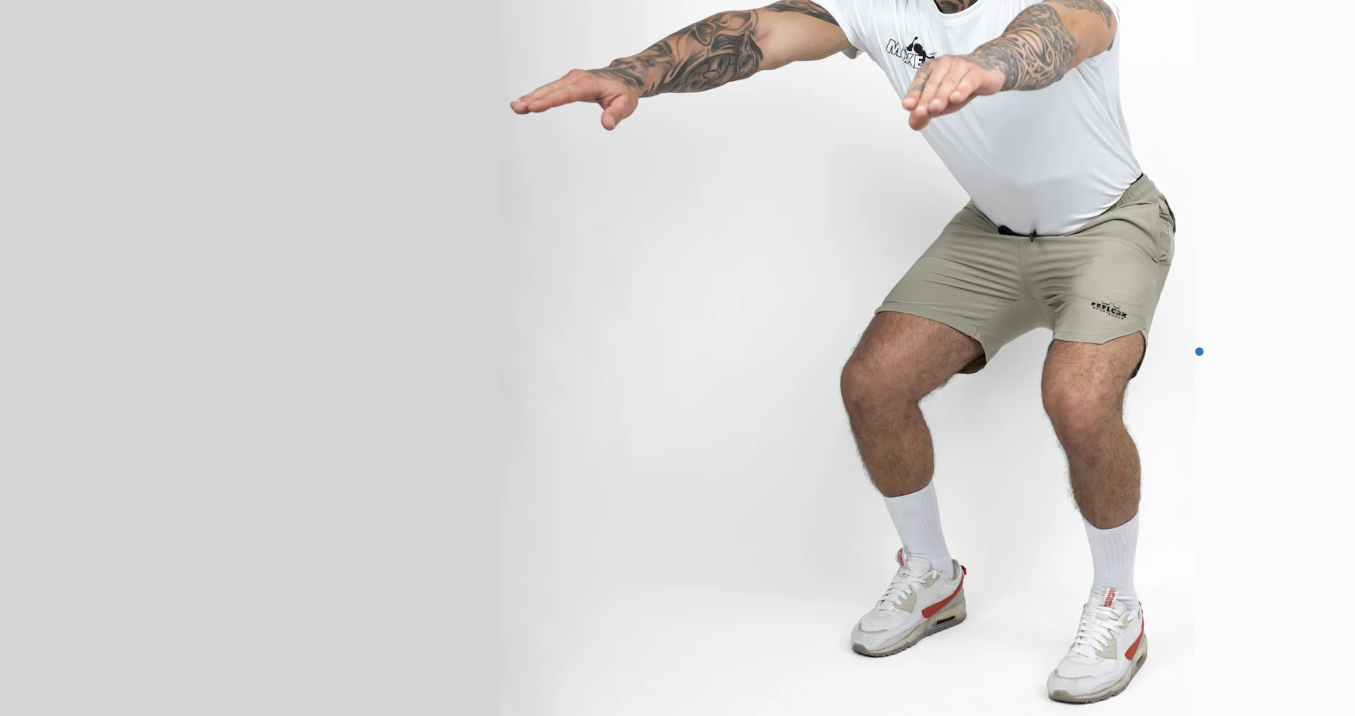 FFX Kurze Jogginghose Shorts Endurance Force von FEFLOGX Sportswear, mit Reißverschlusstaschen & Handtuch halter, Kurze Jogginghose in schwarz, beige/sandfarben & schwarz-grau-blau Camouflage, Kurze Sporthose Herren, Laufshorts Herren, Sporthose kurz, Laufhose, kurze Trainingshose, seitliche Ansicht links vorne Action Bild, der beigen/sandfarbenen Sportshorts (12).