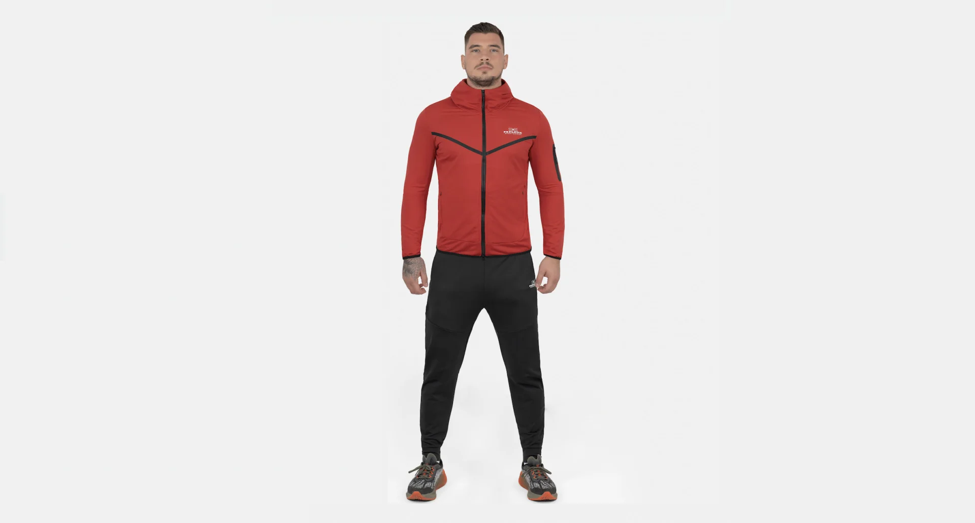 FFX Superior Jogginganzug Absolute Power von FEFLOGX Sportswear, vordere Ansicht mit rotem Oberteil und schwarzer Jogginghose mit Reißverschlusstaschen in Hose und Oberteil, Trainingsanzug Herren Jogginganzug Damen, High-Grade Tracksuit, super bequemer Sport Anzug (1).