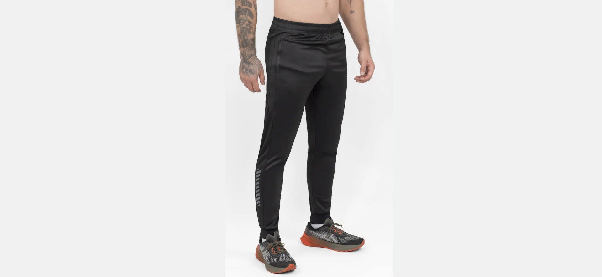 FFX High Performance Trainingshose Fighting Fitness by FEFLOGX Sportswear, Teil des Trainingsanzug: FFX Superior Jogginganzug Absolute Power, Top-Style Trainingshose Herren, Track Pants mit super bequemer Passform, Sporthose mit Handytasche, Herren Jogginghose, Top Jogger, Sport Hose für High Performance, Farben: schwarz, seitliche vordere Ansicht der schwarzen Jogging Hose mit Reißverschlusstaschen (1).