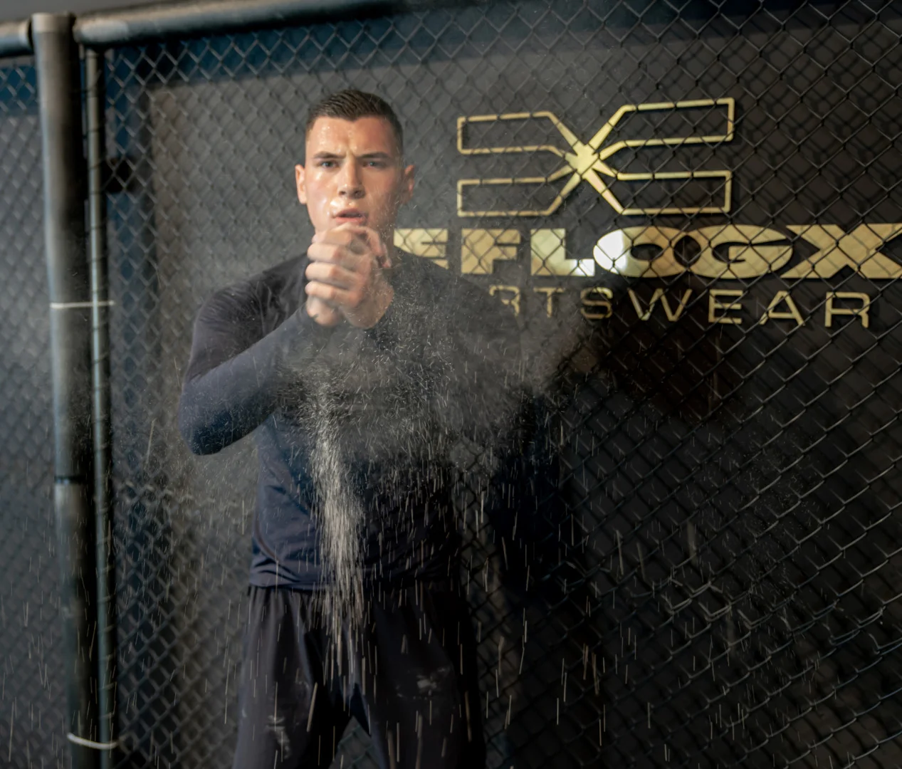 FEFLOGX Sportswear Rashguard langarm, langarm Sportshirt, Langarm Kompressionsshirt, Shooting im FEFLOGX Store in der MyZeil in Frankfurt am Main beim Workout mit der Langhantel & Chalk, Fitness & Kampfsport Training (1).