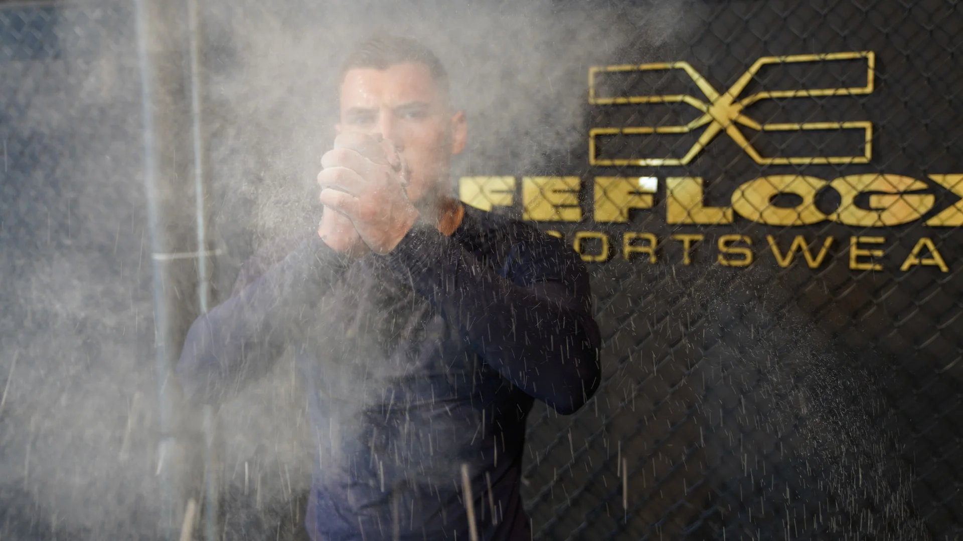 FEFLOGX Sportswear Rashguard langarm, langarm Sportshirt, Langarm Kompressionsshirt, Shooting im FEFLOGX Store in der MyZeil in Frankfurt am Main beim Workout mit der Langhantel & Chalk, Fitness & Kampfsport Training (3).