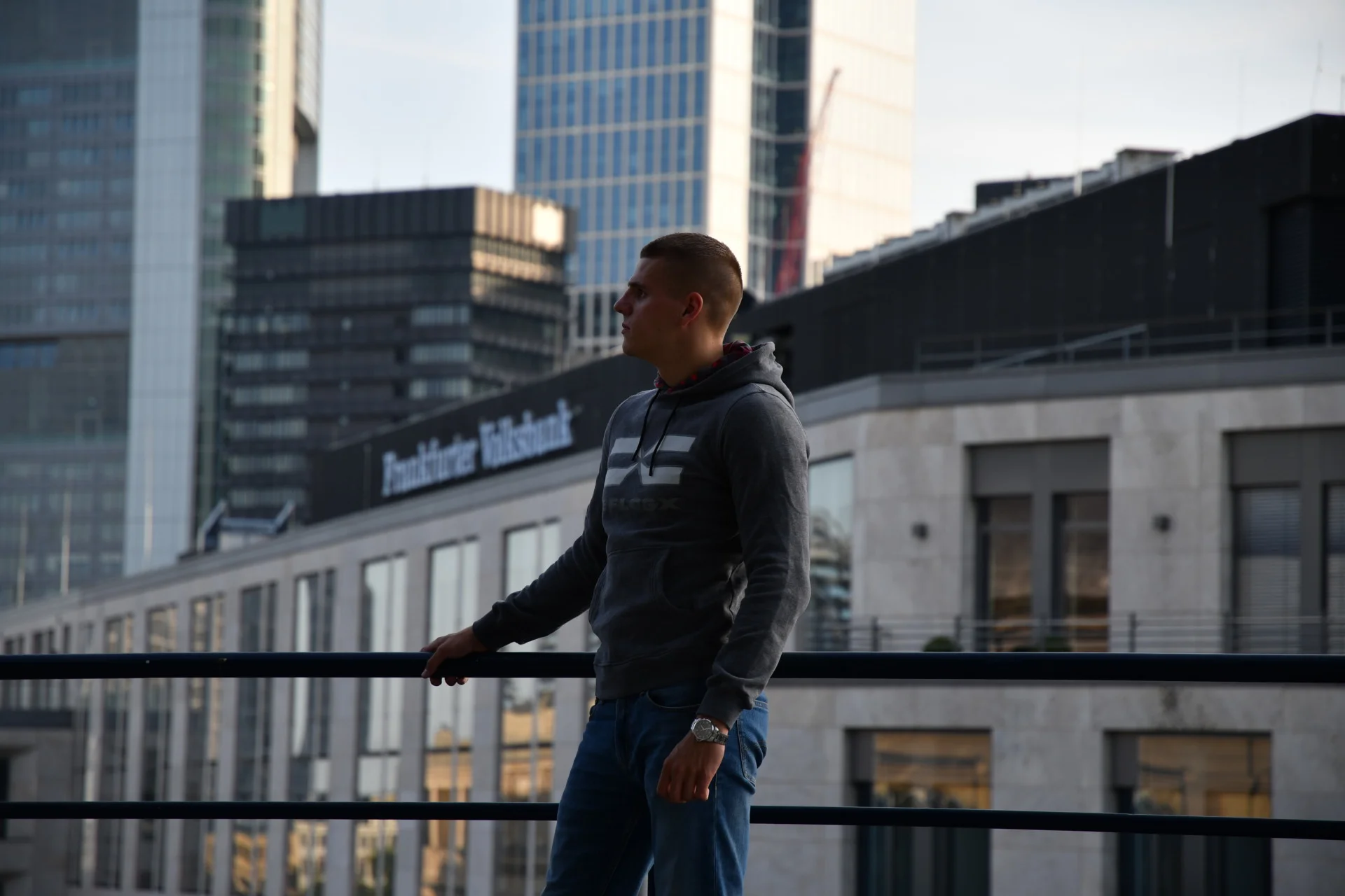 FEFLOGX Shooting über den Dächern der Stadt Frankfurt am Main. Dachterrasse mit dem FEFLOGX Hoodie & der FFX Umhängetasche (12).