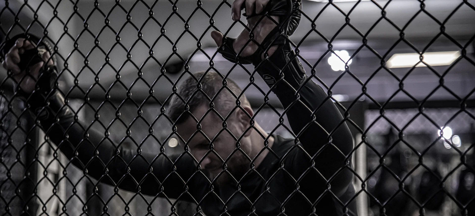 FEFLOGX Sportswear MMA Mixed Martial Arts Shooting im Cage im NFT Gym in Krefeld mit dem MMA Profi Kämpfer & Fighter Champion & Ringer Max Schwindt mit den FEFLOGX MMA Sparringshandschuhen und langarm Rashguards.